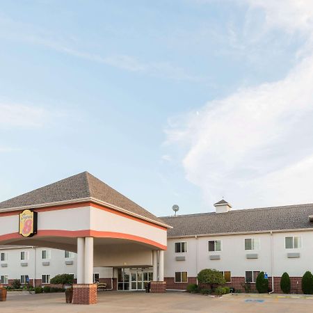 Super 8 By Wyndham Salina Hotel Exterior foto