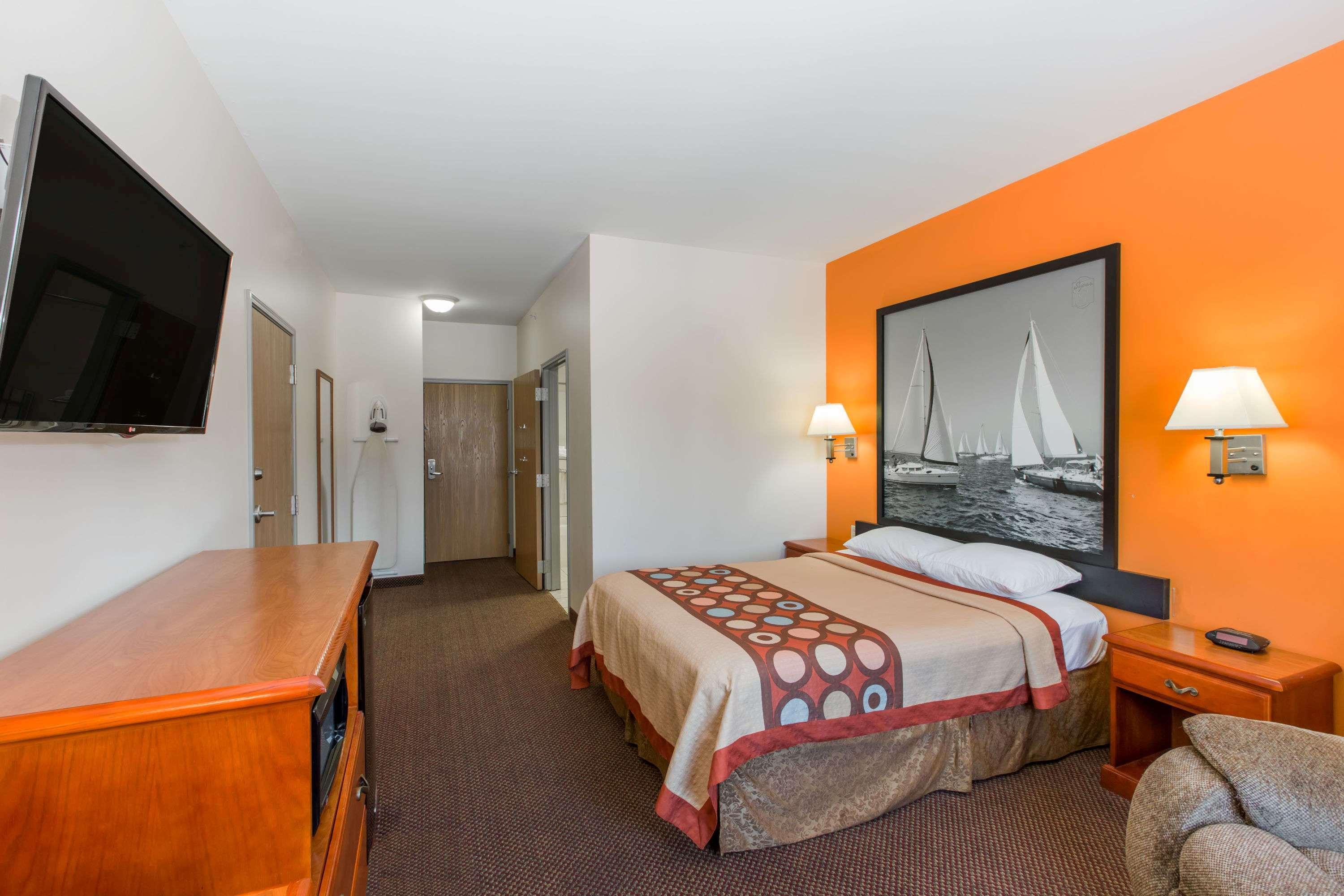 Super 8 By Wyndham Salina Hotel Exterior foto