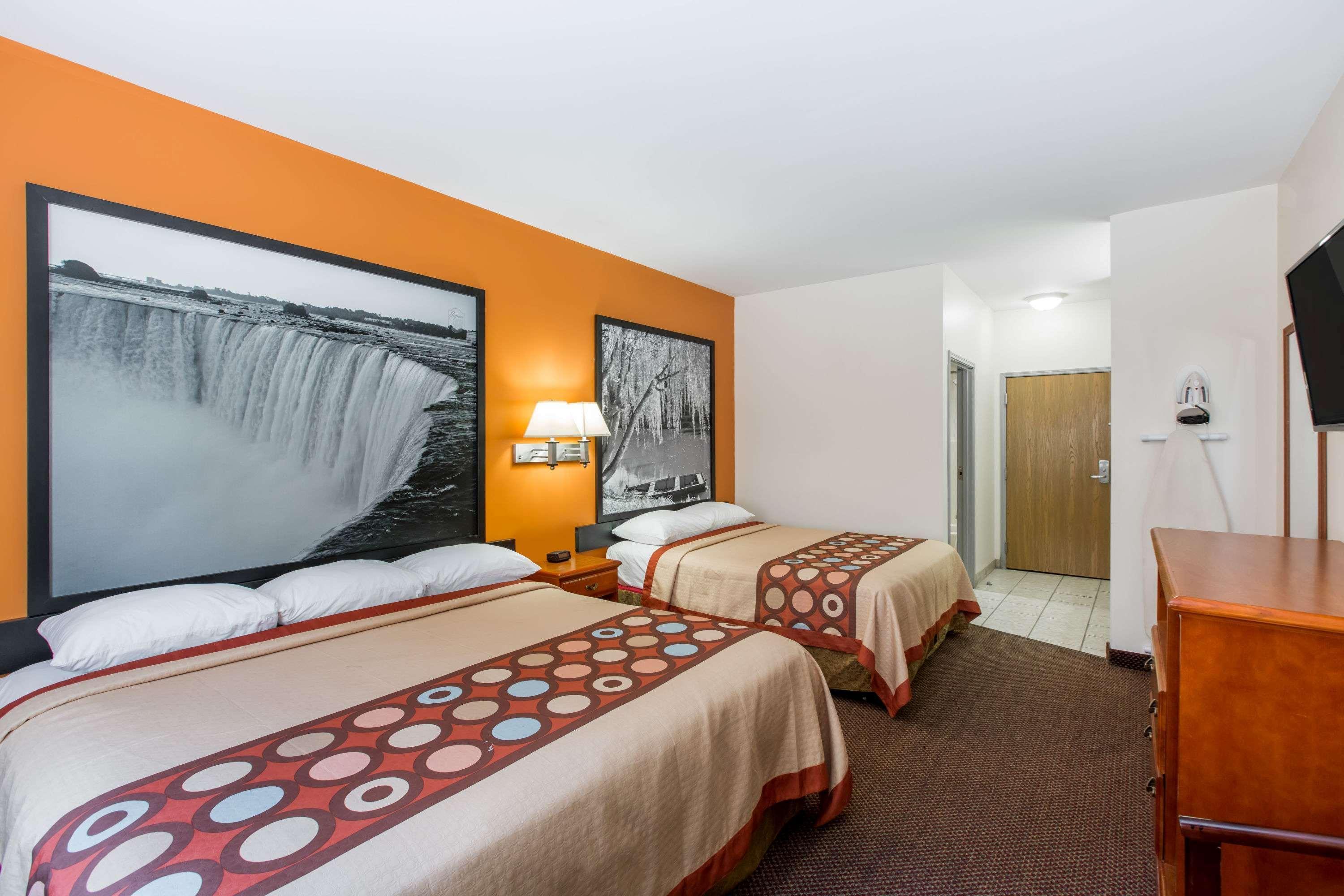 Super 8 By Wyndham Salina Hotel Exterior foto