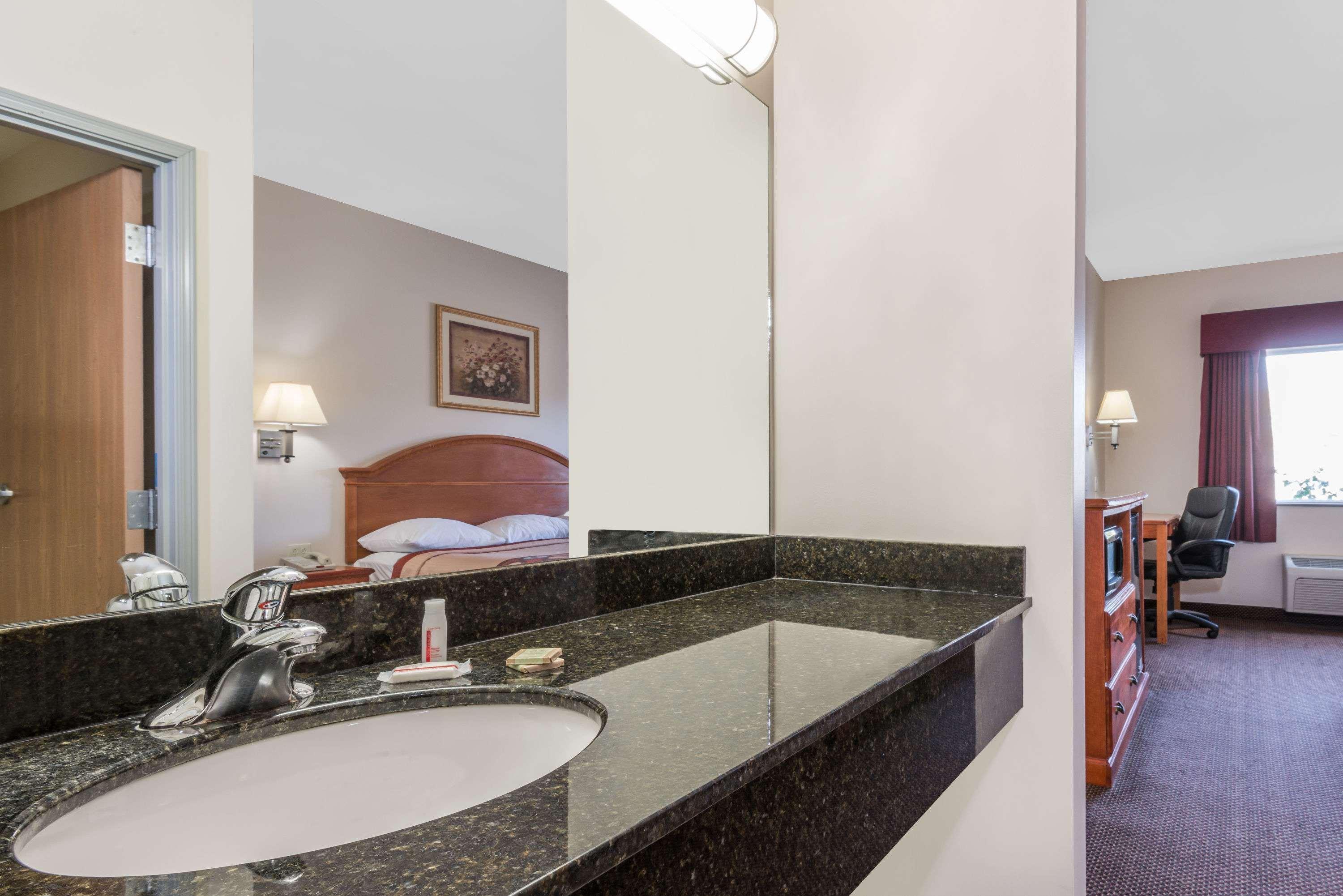 Super 8 By Wyndham Salina Hotel Exterior foto