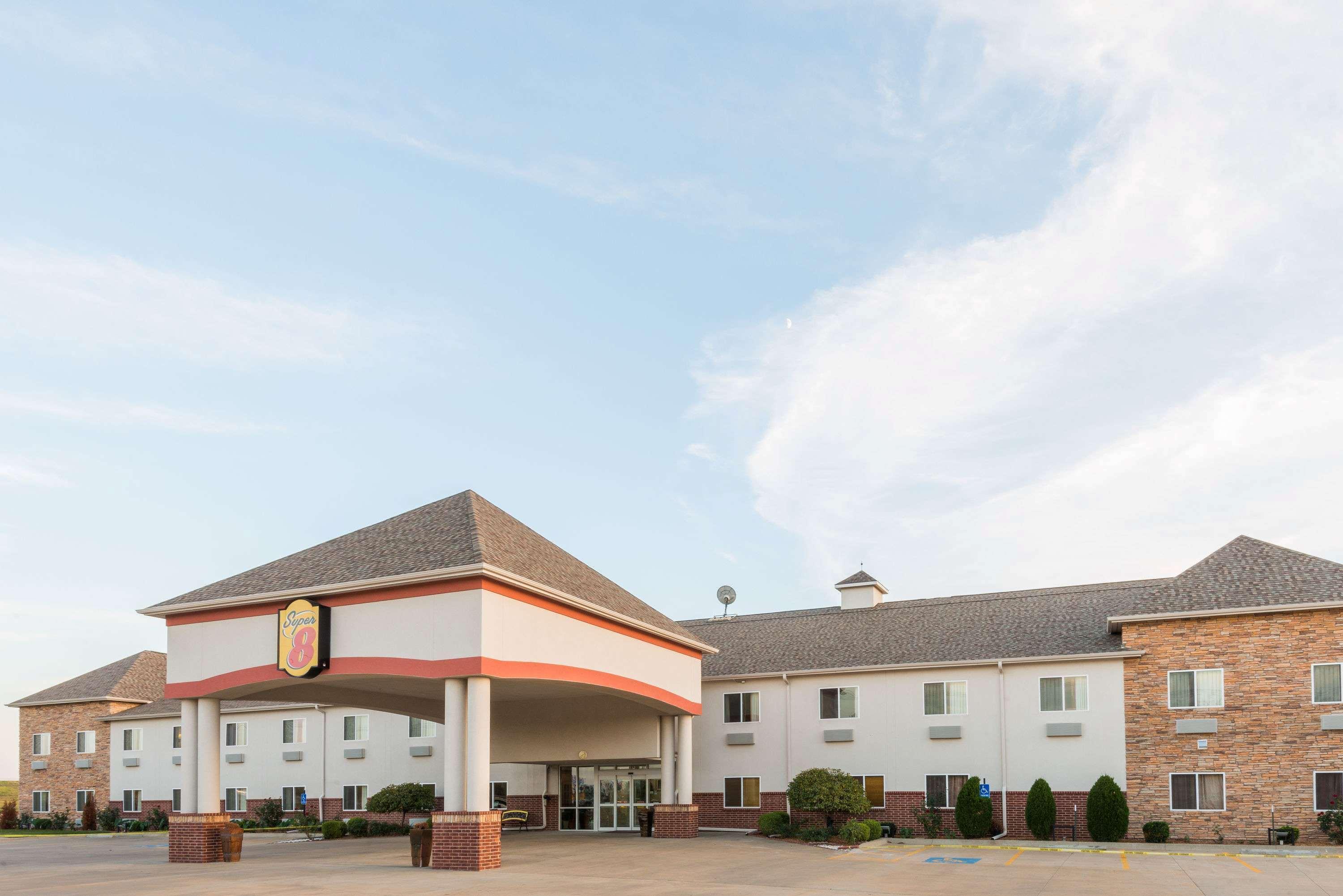 Super 8 By Wyndham Salina Hotel Exterior foto