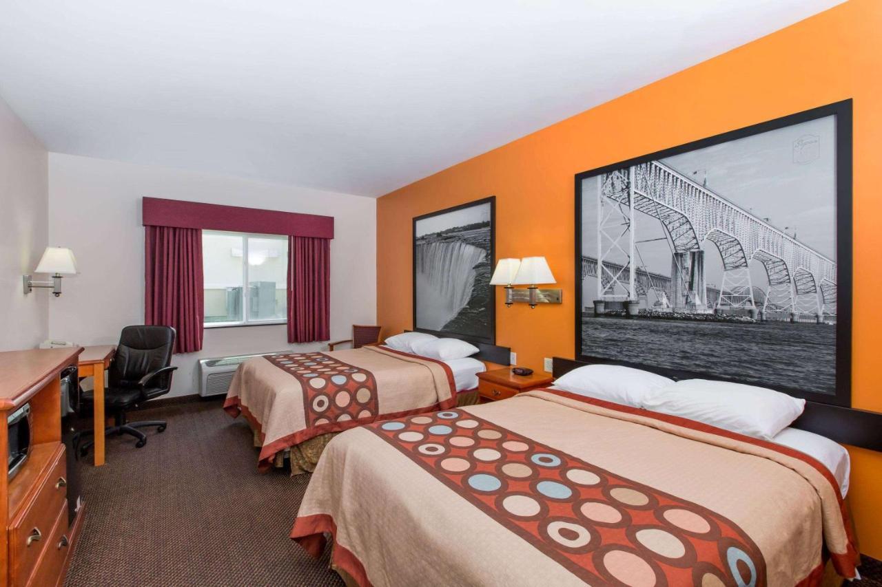Super 8 By Wyndham Salina Hotel Exterior foto