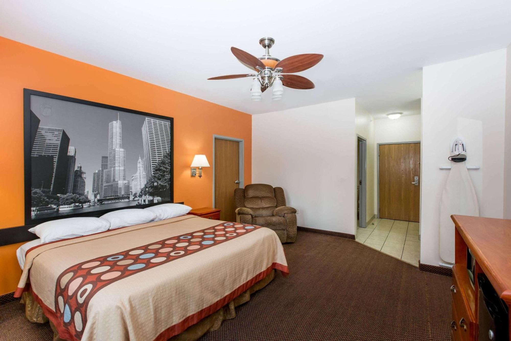 Super 8 By Wyndham Salina Hotel Exterior foto