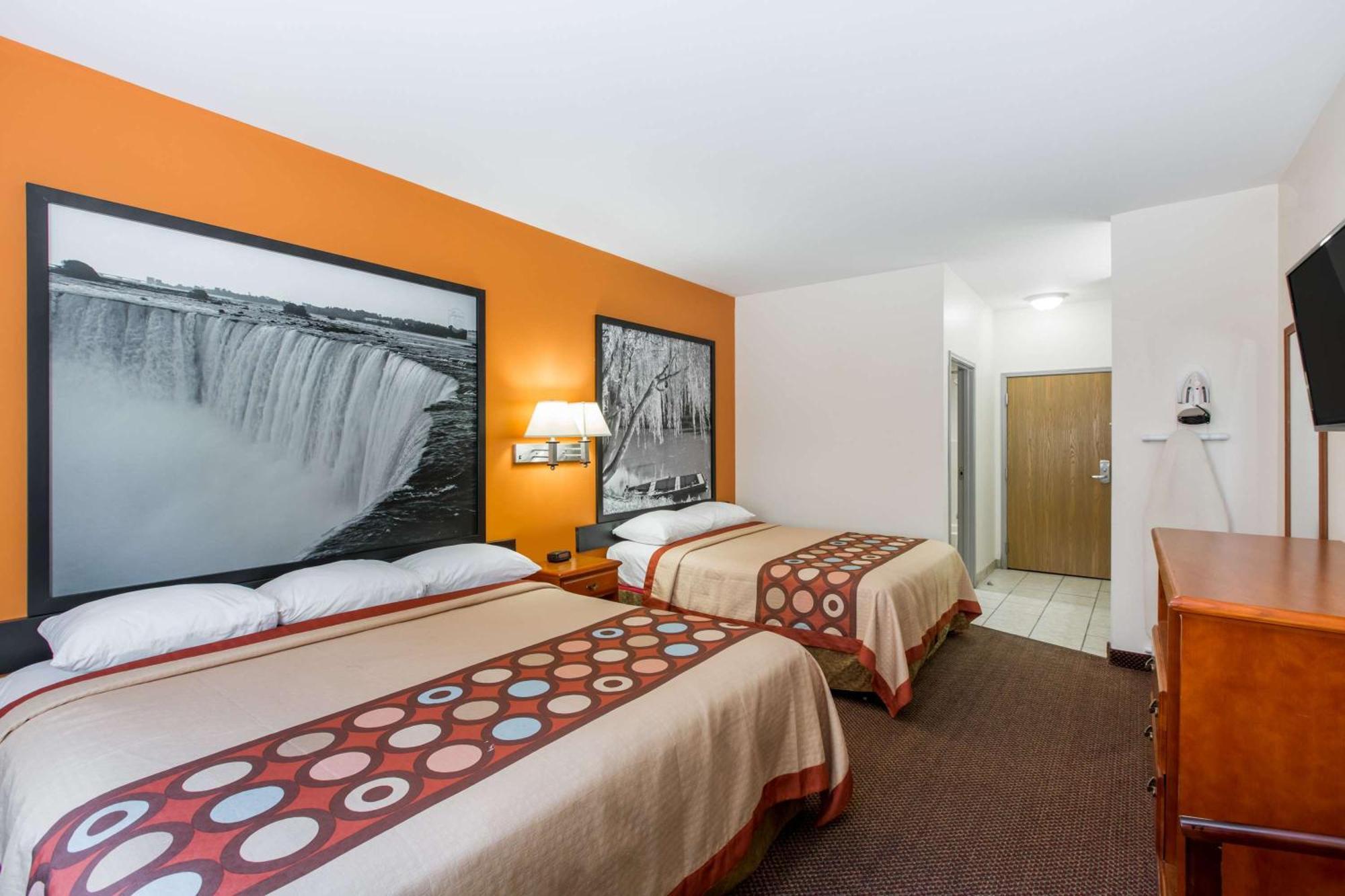 Super 8 By Wyndham Salina Hotel Exterior foto